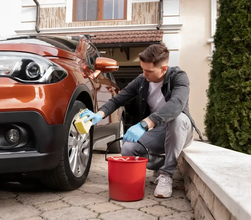 Lavage auto à domicile Campouriez : professionnel intervenant sur un véhicule
